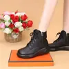 Botas de Couro Macio Quente Retrô Outono/Inverno 2025 para Mulheres Nova Moda Estilo Britânico Plataforma Salto Grosso Versátil Botas Curtas
