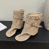 Sandálias Romanas Retro com Tira de Dedo e Rebites para Mulheres, Novo Modelo Verão 2026, Versáteis com Fivela de Cinto, Aumento Interno de Altura, Botas Frescas Emagrecedoras
