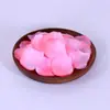 Arranjo de flores artificiais personalizadas com 1000 pétalas de rosa empilhadas em tecido não tecido para casamentos e celebrações.