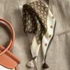 Lenço Quadrado Pequeno de Algodão e Linho de Alta Qualidade Feito à Mão com Estampa de Castanha da Selva, Lenço Versátil Dupla Face, Xale Fino para Mulheres, Adequado para Primavera e Outono
