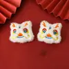 Año del Dragón Moda Nacional Dibujos Animados Peluche León Muñeco de Despertar Broche DIY Pantuflas Bufanda Sombrero Funda para Teléfono Móvil Accesorios