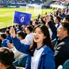 Banderas de soporte de mano para clubes de fútbol para que los aficionados las usen durante los partidos. Se pueden personalizar varias banderas de equipos de club