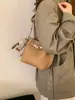 Bolsa Feminina de Moda de Luxo 2025 Nova de Inverno Transfronteiriça Bolsa de Mão para Trabalho Bolsa de Ombro Único Transversal Tipo Balde Moda Retrô