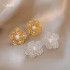 Pendientes de Flor Hueca con Perla y Circonita Bañados en Oro Real de 18 Quilates, Clips para Orejas de Lujo Ligero y de Alta Gama, Pendientes Simples y Versátiles para Mujer