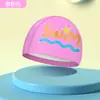 Gorros de natación para niños y niñas, gorros de moda con dibujos animados recubiertos de PU con protección para los oídos, equipo de natación para estudiantes, al por mayor en stock
