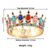 Esta lujosa y elegante corona está diseñada con cristales multicolores incluyendo gemas rojas verdes azules y moradas engastadas en una hermosa base de aleación dorada Ideal para novias concursos y eventos formales ofreciendo un toque perfecto de elegancia real