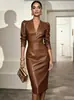 Sitio independiente de Amazon Nuevo estilo europeo y americano Vestido de cuero PU para mujer, cuello en V, manga larga, entallado en la cintura, adelgazante, elegante vestido bodycon