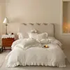 Conjunto de Quatro Peças Muito Macio e Confortável de Veludo Leite Francês para Inverno com Ruffles Esculpidos, Capa de Edredom, Lençóis Quentes e Roupa de Cama