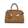 Suministrada directamente del comercio exterior, la bolsa de mano es un bolso mate de gran capacidad adecuado para otoño e invierno, práctico para ir al trabajo y se puede personalizar como bolso de hombro o cruzado.