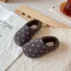 Zapatos de Algodón Birkenstock con Lunares y Felpa para Niños 2026 Invierno Niñas Calientes de Punta Cerrada Pantuflas de Piel Antideslizantes para Exteriores