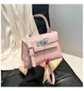 Bolsa Pequeña de Ropa de Trabajo Casual para Mujer 2026 Nuevo Estilo Bolso de Hombro Cruzado Texturizado de Moda Estilo Primavera y Verano Bolso de Mano Kelly