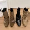 Botines de punta estilo europeo y americano para mujer, nueva colección otoño/invierno 2026, con diseño de slip-on, tacones gruesos y efecto adelgazante con detalles plisados.