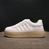 Zapatillas transpirables de malla con suela gruesa para mujer, nueva colección primavera/verano 2026, versátiles zapatillas de entrenamiento alemanas, calzado deportivo y casual que aumenta la altura para mujer