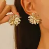 Brincos de Flor Dourada Estilo Retrô, Design Exquisito de Pétalas Onduladas, Adorno de Miçanga Central, Brincos Versáteis Elegantes