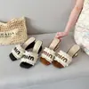 Sandalias Planas Estilo Nuevo 2026 Inspiradas en Chanel para Mujer, Cómodas y Versátiles, Modernas Sandalias Deslizables con Borla de Letra
