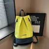 Mochila esportiva estilo coreano, corte relaxed, com blocos de cor, uma opção versátil e casual para casais, perfeita para atividades ao ar livre, trilhas e acampamento; uma mochila leve
