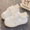 Zapatillas blancas de suela gruesa para mujer, nueva colección primavera/otoño 2026, elegantes y cómodas, perfectas para uso casual y fáciles de combinar con cualquier atuendo.