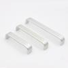 Manija para puerta de gabinete mate de doble agujero de montaje en superficie doblada doble Ancho de la superficie 20 Aleación de aluminio macizo engrosado Herrajes para muebles Manija de armario