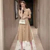 Novo Estilo de Verão 2024 Gola Quadrada Xadrez Mangas Bufantes, Elegante Afinando a Cintura Estilo Retro Francês Vestido Acima do Joelho