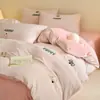 2025 Novo Conjunto de Cama de Veludo Leite Bordado de Toalha para Inverno Conjunto de Quatro Peças Lençóis Espessos Capa de Edredom Cama Lençóis de Cama Roupa de Cama de Veludo Coral