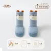 Sapatos infantis fofos de couro com solas macias, cuidadosamente selecionados, projetados para manter os bebês aquecidos e evitar escorregões no chão, ideais para bebês aprendendo a andar