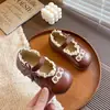 Nuevos Zapatos Infantiles Otoño 2025 Niñas Zapatos Individuales de Princesa con Lazo de Pedrería para Niños Medianos y Grandes, Zapatos de Cuero de Boca Baja Modernos