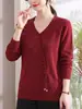 Novo suéter estilo chinês para mães, novo modelo outono e inverno, gola V, bordado tridimensional, cor sólida, estilo chinês tradicional, cardigã de tricô vermelho vintage