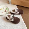 Sapatos Pequenos de Couro Estilo Coreano Sapatos Birkenstock Outono e Inverno 2025 Novos Sapatos de Princesa com Solado Macio para Meninas Bebê Renda Forro de Lã Tendência