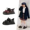 Otoño 2026 Nuevos Zapatos de Charol Elegantes Pequeños Zapatos de Piel para Niñas Estilo Chica del Bosque Zapatos Planos de Rendimiento Zapatos de Princesa para Niños Pequeños