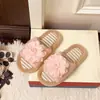 Nuevas zapatillas casuales de otoño e invierno para el hogar, cómodas, con estampado floral, peludas, para mujer, adecuadas para usar en exteriores, zapatillas de algodón antideslizantes para interiores