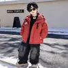 Jaqueta de Esqui de Inverno para Meninos Estilo Outerwear 2026 Novas Roupas de Inverno Jaqueta Grossa de Algodão Forrada com Fleece para Crianças de Meia-Idade e Mais Velhas Meninos Tendência