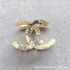 Elegante pinza para el pelo de perlas con doble C para mujer, pinza de tiburón para peinado semi-recogido, accesorio de pelo elegante de lujo ligero
