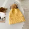 Chapéu de Tricô com Bola de Pelo Estilo Igual ao da Jovem Xinzilei para Mulheres no Outono e Inverno Chapéu Quente de Lã Chapéu de Algodão Bege