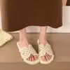Pantuflas esponjosas de lunares estilo coreano para mujer, nueva colección otoño/invierno 2026, estilo de cuento de hadas, diseño de una tira, pantuflas planas de algodón adecuadas para mujeres embarazadas