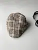 Chapéu estilo boina vermelho xadrez retrô vintage para circunferência da cabeça grande feminino estilo japonês anti-desgaste que mostra o rosto pequeno chapéu de jornaleiro pintor