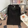 2026 Novo Design de Verão Camisa de Tricô Vazada para Homens com Três Listras, Fashionável e Versátil, Gola V Solta de Manga Curta Leve