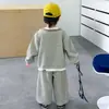 Conjunto de Roupas de Outono para Meninos 2026 Novo Estilo Legal Estilo de Rua Bebê Primavera e Outono Moletom Listrado Falso Duas Peças Solto Roupa Esportiva