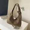 Bolso de Mano Simple con Remaches de Gamuza Bolso Dumpling para Mujer Otoño 2026 Nuevo Llegada Bolso de Hombro Casual para el Día a Día Bolso de Axila