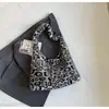Bolso de Hombro Esponjoso de Gran Capacidad Bolso Tote de Gran Capacidad Bolso de Felpa Bolso Tote con Estampado de Leopardo Nuevo Otoño e Invierno Bolso de Hombro para Mujer