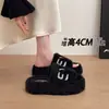 Chinelos peludos confortáveis, tipo slip-on, com sola macia, para mulheres, novo estilo 2026, com sensação acolchoada, que aumentam a altura e são antiderrapantes, adequados para uso interno e externo