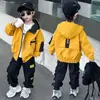 Conjunto de Roupa de Outono para Meninos 2026 Novo Estiloso e Descolado Bebê Primavera/Outono Jaqueta Infantil Roupa de Trabalho para Meninos Conjunto de Duas Peças Tendência