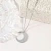 Pendente de Lua Gravado de Lado Único Moda Europeia e Americana de Aço Inoxidável Cruzamento de Fronteiras Simples e Compacto Estilo Minimalista Corrente de Clavícula de Aço de Titânio para Mulheres