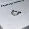 Nuevo Anillo de Hueso de Oreja con Forma de D de 1.2 mm de Espesor Forma de Flor de Encaje Clavo de Hueso de Oreja de Acero de Titanio Hebilla Giratoria Elegante Versátil Mujer