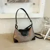 Elegante y a la moda bolsa retro esmerilada para debajo del brazo, nueva colección otoño 2026, diseño a color, alto atractivo estético, bolso de hombro/bolso cruzado único