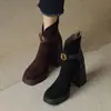 Botas Curtas Patchwork Super Confortáveis com Solado Grosso e Salto Bloco Femininas 2026 Outono/Inverno Novidade Zíper Traseiro Botas de Cano Curto Salto Alto Fosco