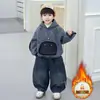 Conjunto de Moletom com Capuz Listrado e Pelúcia para Meninos Outono e Inverno 2026 Novo Jeans Espesso Estiloso para Bebês