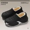 Pantuflas de algodón impermeables y completamente cerradas para hombres y mujeres, adecuadas para usar en interiores y exteriores en otoño e invierno, con suelas antideslizantes, forro cálido y suelas gruesas.; también disponible como calzado de trabajo para venta al por mayor