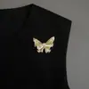 Broche Vintage Resistente Estilo Francês com Borboleta e Strass para Mulheres, Luxo Leve, Pin de Outono e Inverno de Alta Qualidade para Casaco e Terno