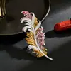 Broche de Pena Dourado Estilo Chinês com Strass Completo, Alfinete de Decoração Elegante Vintage para Casaco, Broche Exquisito com um Toque de Luxo de Nicho