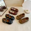 Zapatos bajos de una sola pieza dulces para niños, nuevo estilo primavera y otoño 2026, zapatos de cuero para bebé, versátiles y a la moda con suela blanda, zapatos de princesa